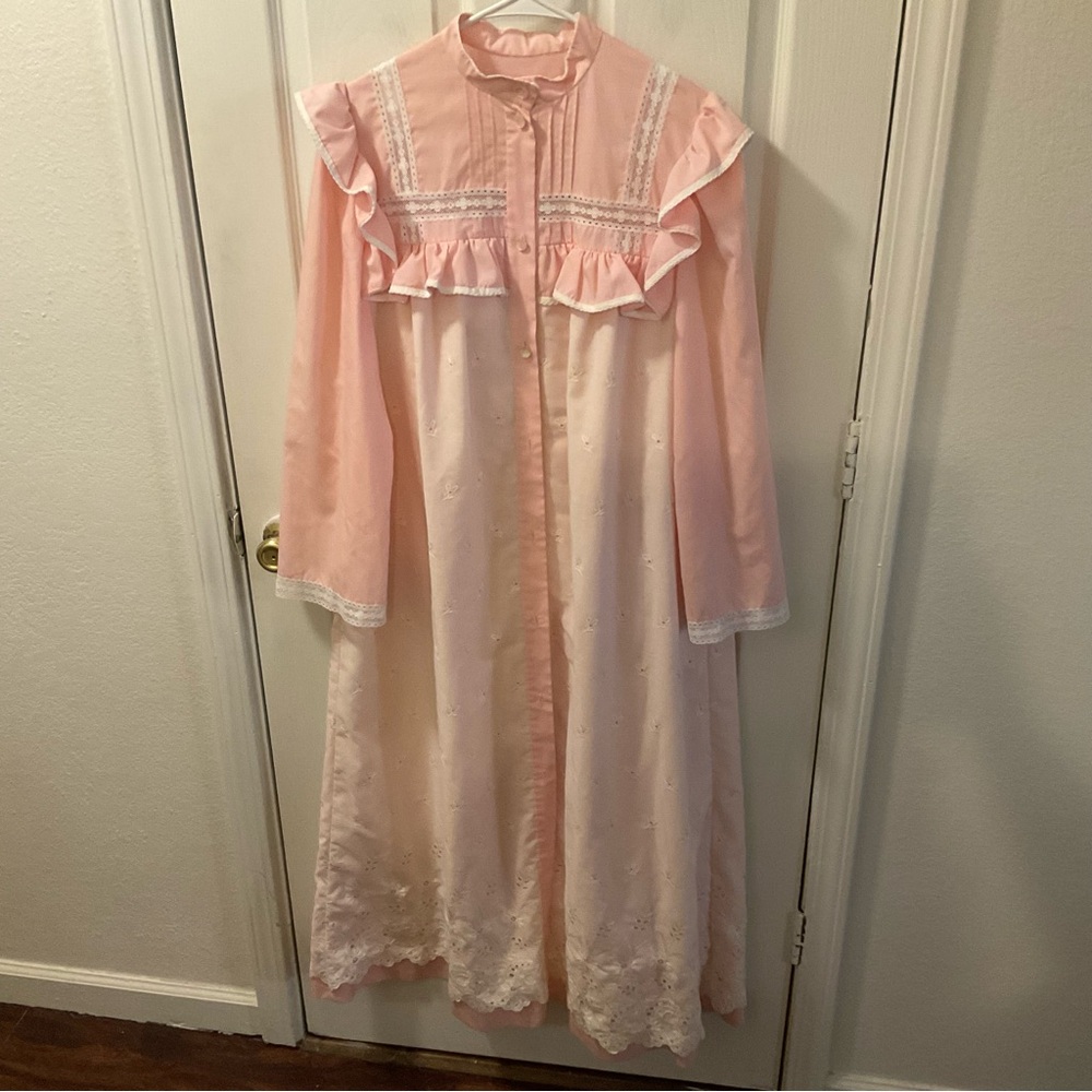 VINTAGE Pink Lace Trim Robe home made. Gorgeous like new.